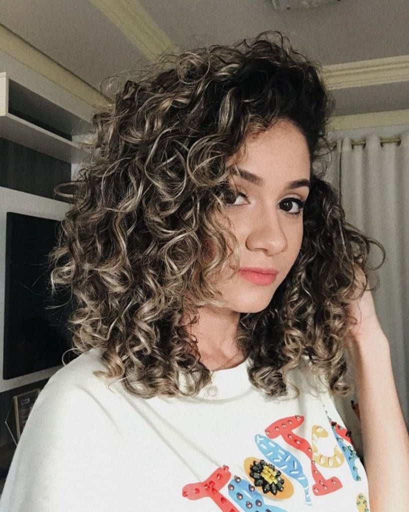 Youtuber Farkile com cabelo curto cacheado