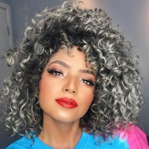 youtuber Bruna Ramos com cabelo curto cacheado