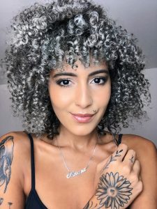 youtuber Mari Morena com cabelo curto cacheado