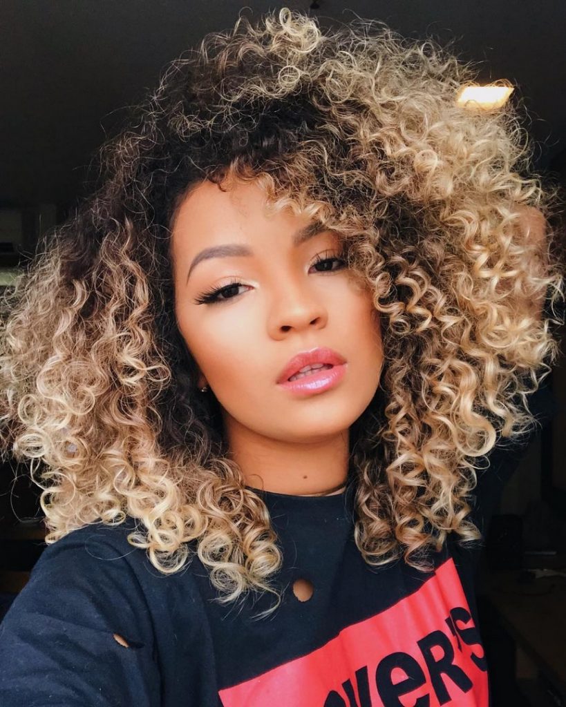 youtuber Carol Manprin com cabelo curto cacheado