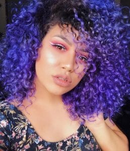 youtuber Carol Martins com cabelo curto cacheado