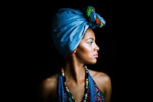 mulher negra usando turbante azul