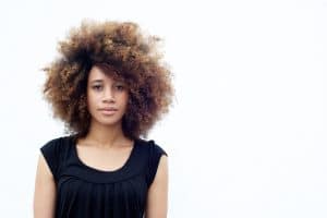 mulher negra com cabelo crespo
