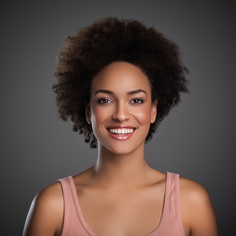 mulher negra com cabelos crespos e curtos