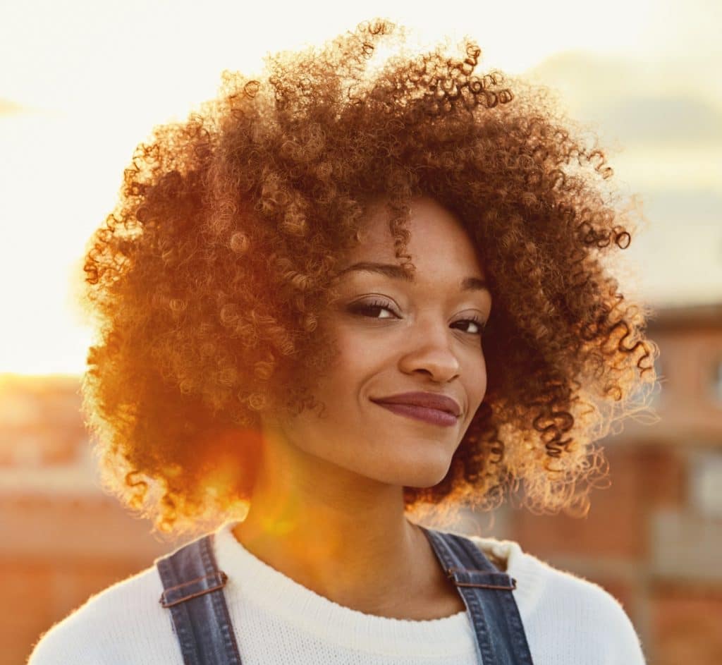 mulher negra com cabelos crespos e curtos