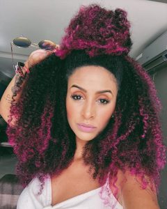 blogueira Yuli Balzak com as pontas do cabelo cor de rosa