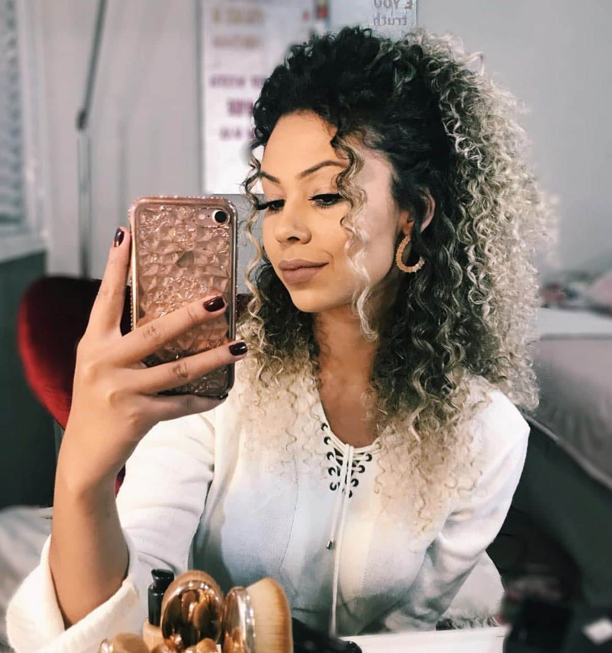 Youtuber Suzane Camila com ombré hair platinado