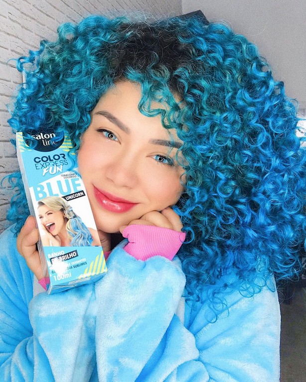 Carol Martins com cabelo azul