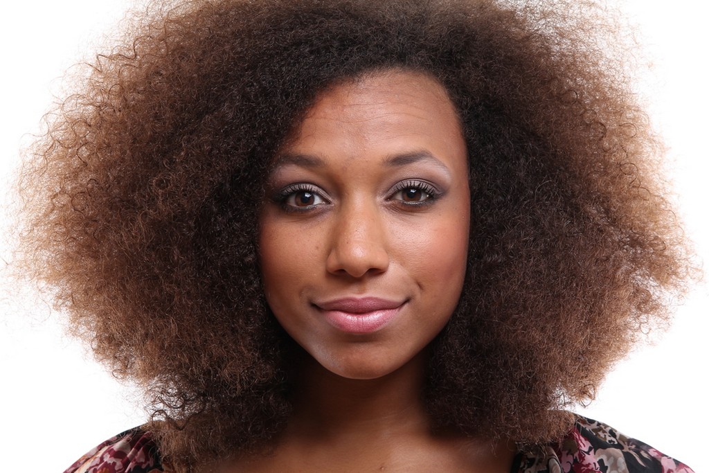 Mulher com tipo de cabelo crespo