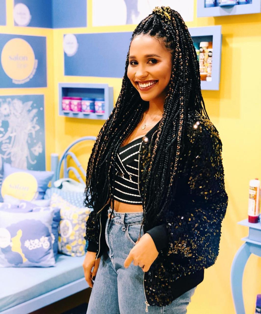 Monalisa Nunes com tranças box braids longas